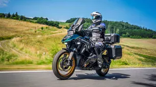 Cómo preparar la moto antes de salir de travesía: porque la aventura empieza mucho antes de girar la llave
